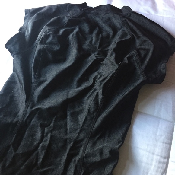 🔥MOVING SALE📦 Roxy | Short Sleeve Rashguard - Picture 3 of 3