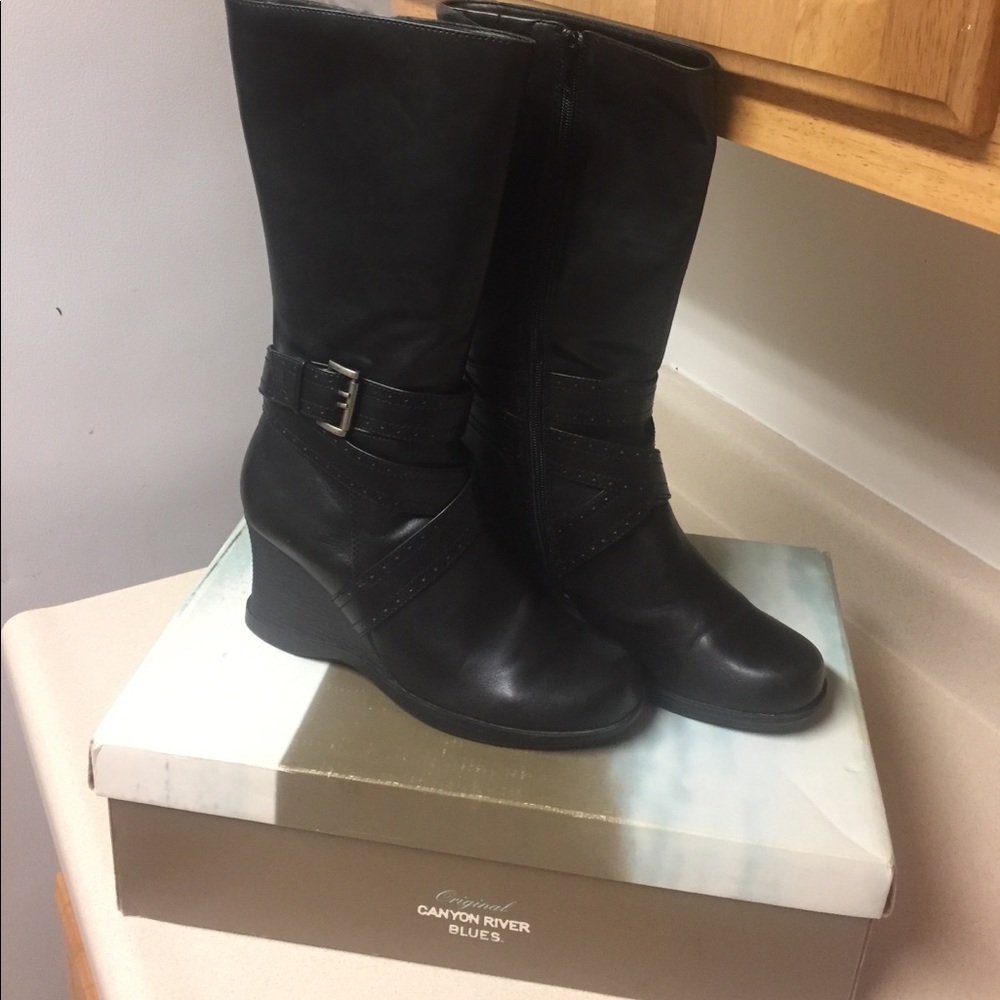 Black wedged boots 😍