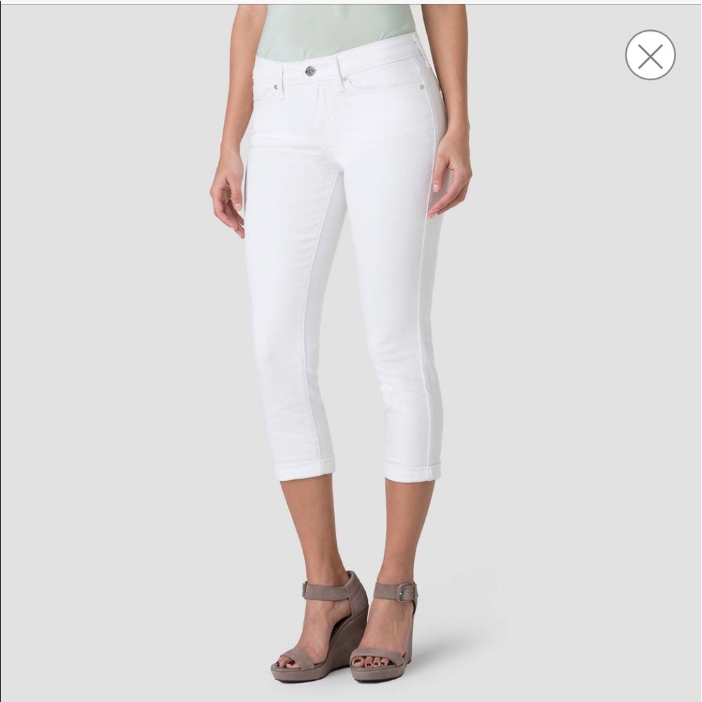 🎊HP🎊 White Levi's Denizen jean Capri