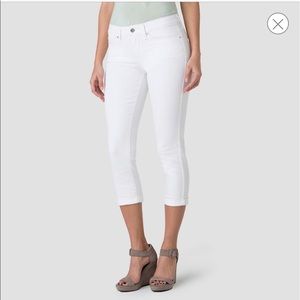 🎊HP🎊 White Levi's Denizen jean Capri