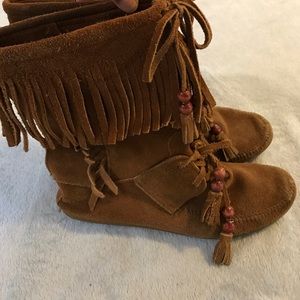 Minnetonka Fringe Half-Calf Moccasin Boots - Sz 7