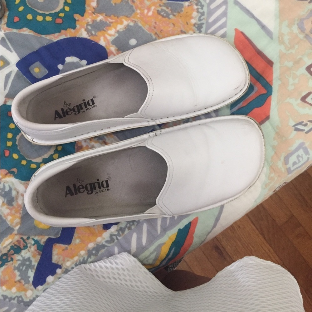 Algeria nursing shoes.