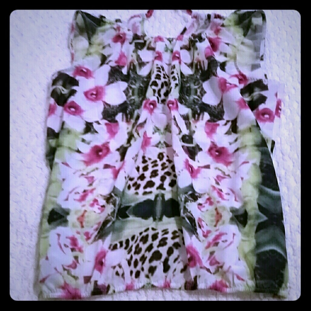 Super light weight, floral sleeverest top L