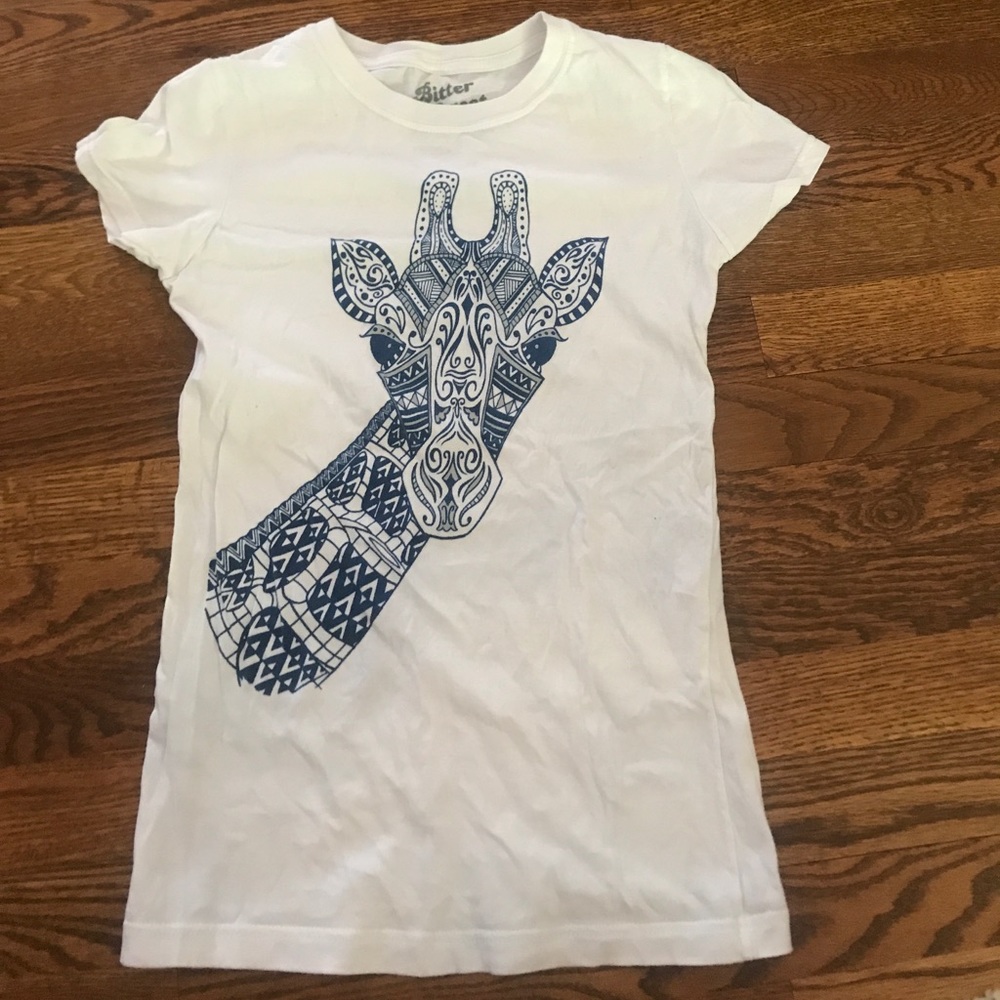 White t-shirt with blue giraffe