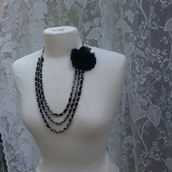 *HP* Chain link 3 row flower necklace 17" to 27" - Picture 4 of 6