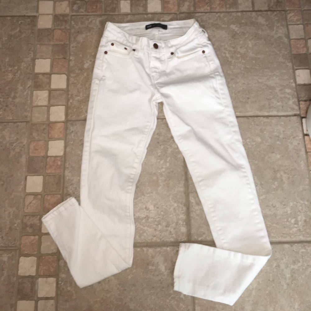 White Levi jeans, style leggings
