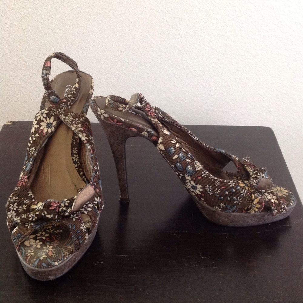 Brown Floral Corduroy Slingback Sandals. Size 8