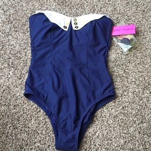 Never been worn and don't have a reason to keep it