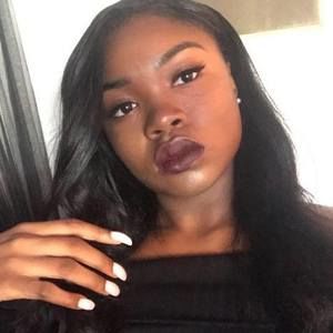 Meet your Posher, Tia