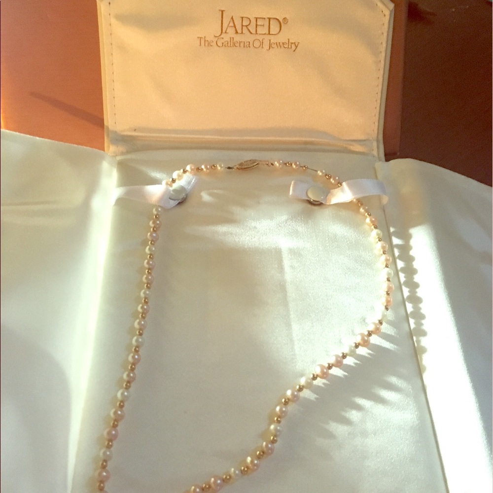 Freshwater cultured pearls. White/Champagne/Gold