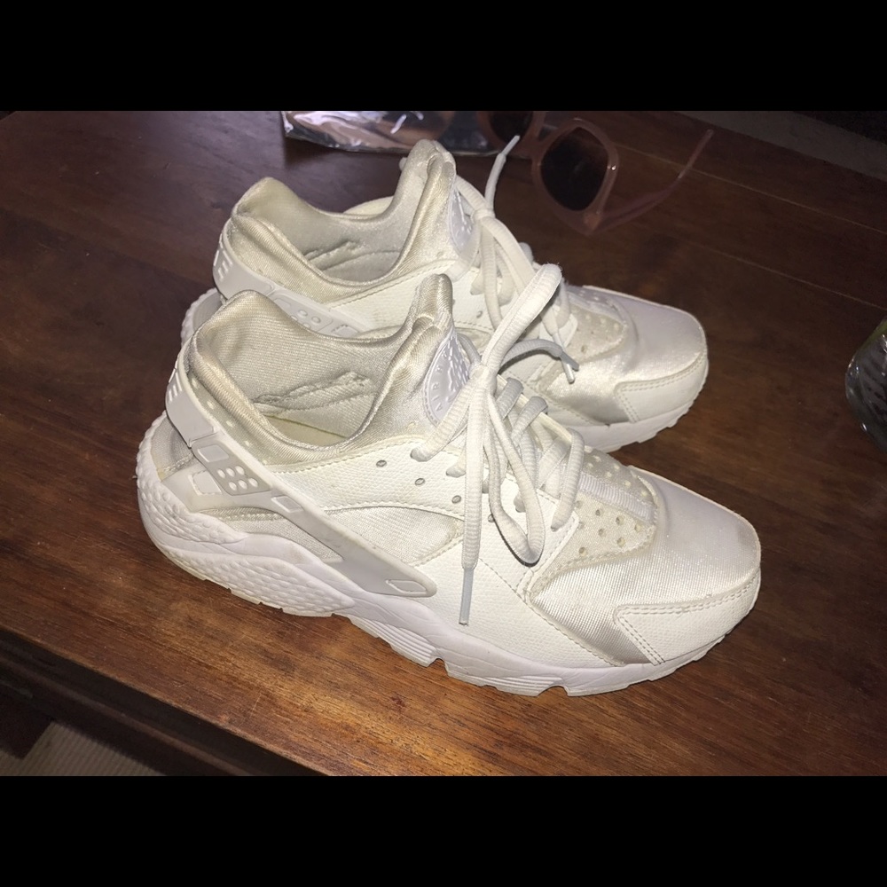 Women's white Nike harache size 7