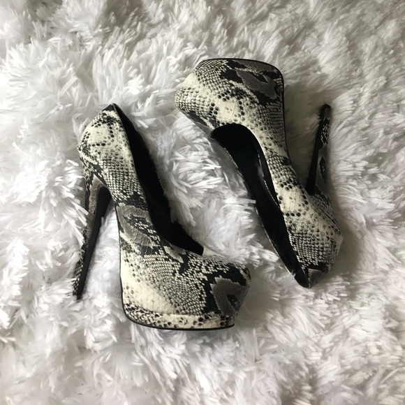 Black and White Snakeskin Pumps - Picture 2 of 4