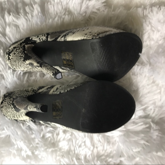 Black and White Snakeskin Pumps - Picture 3 of 4