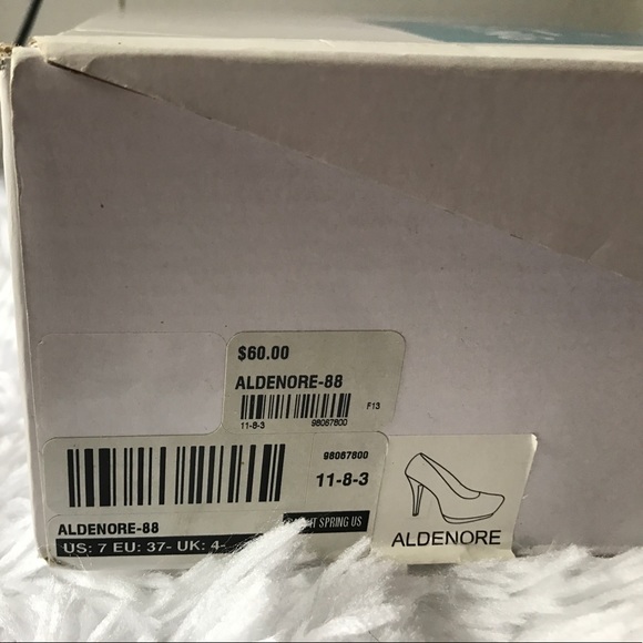 Black and White Snakeskin Pumps - Picture 4 of 4