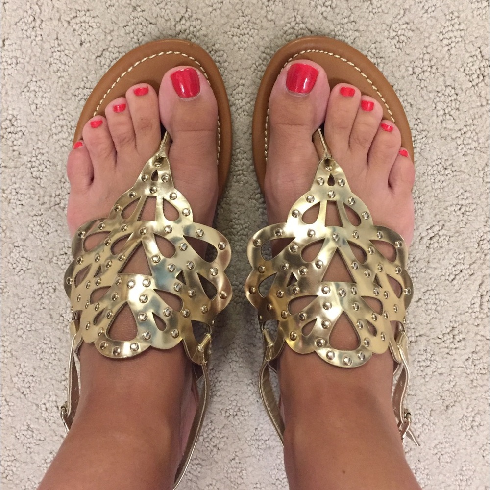 Super cute gold sandals!