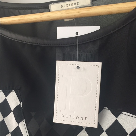 Diamond Patterned Blouse - Picture 2 of 2