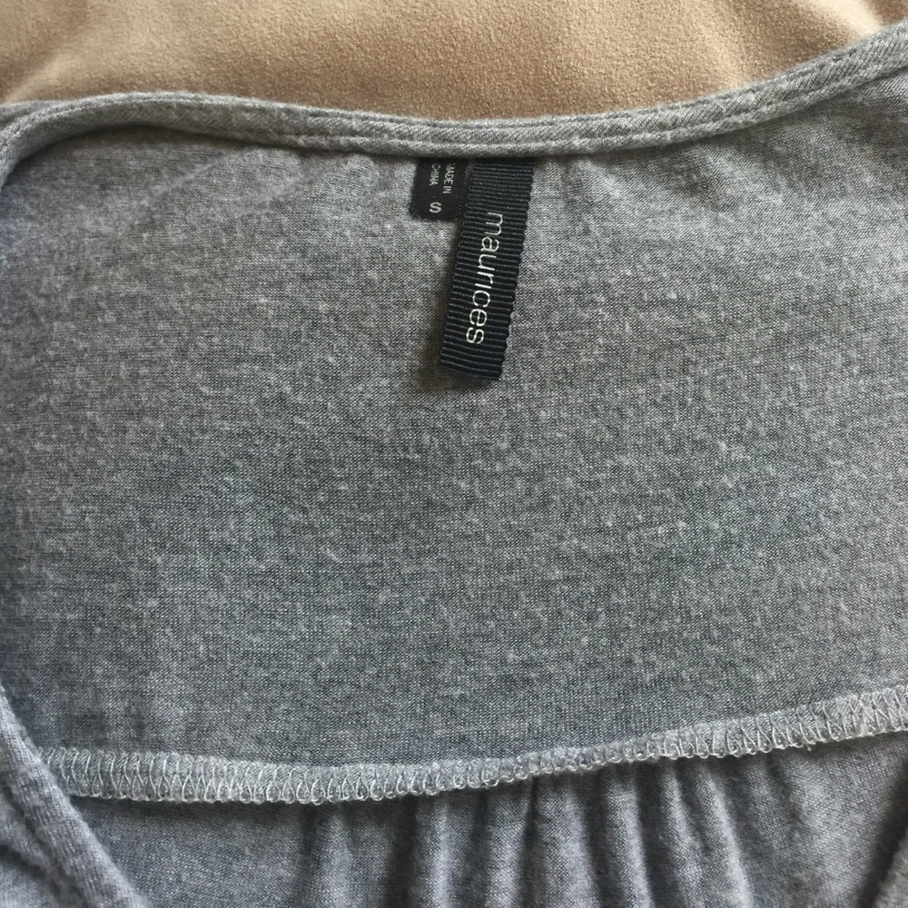 Small gray top - Picture 2 of 3