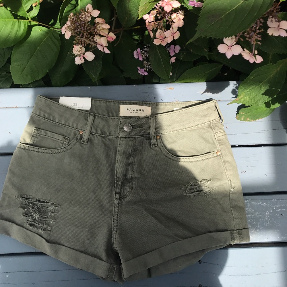 Olive high rise shorts🌿