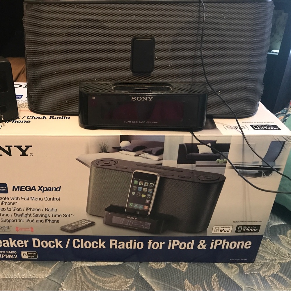 Speaker dock /clock radio for iPod & iPhone