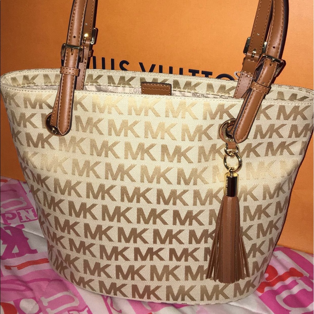 Authentic mk tassel medium tote ๐ - Picture 1 of 3