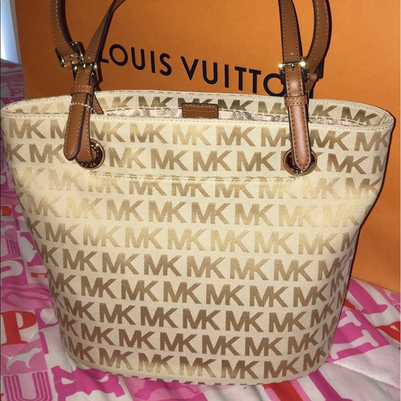 Authentic mk tassel medium tote 👜 - Picture 2 of 3