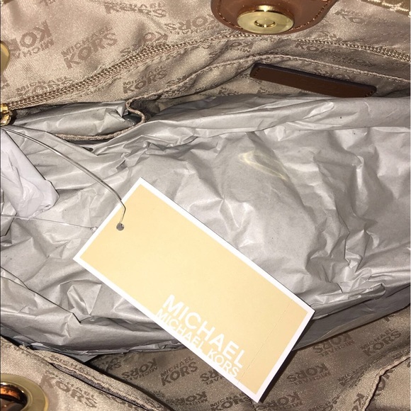 Authentic mk tassel medium tote 👜 - Picture 3 of 3