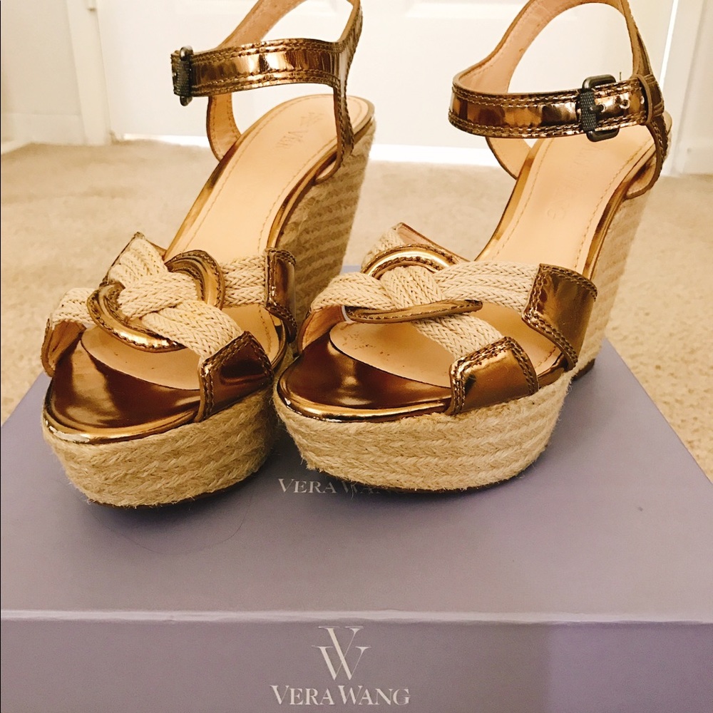 (VeraWang) Gold patent leather sandals