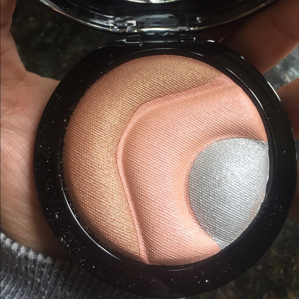 MAC mineralize skinfinish highlighter. BNWT.