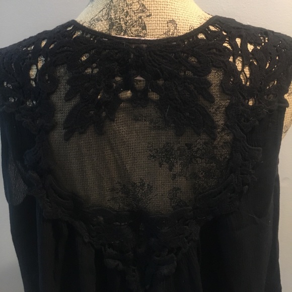 Lace detail black blouse - Picture 3 of 4