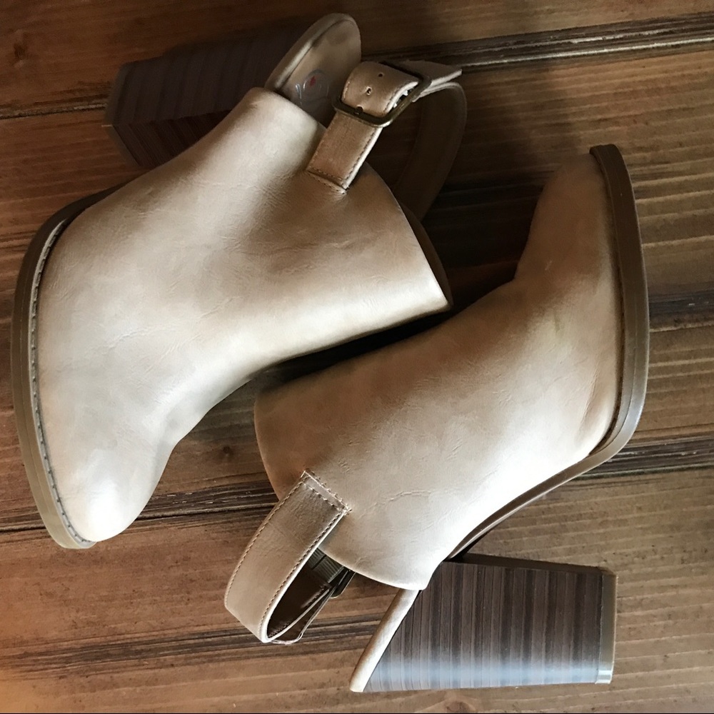 Sand Colored Mules 💕