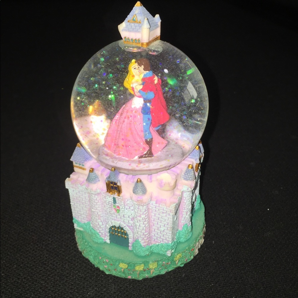 Aurora/sleeping beauty snow globe