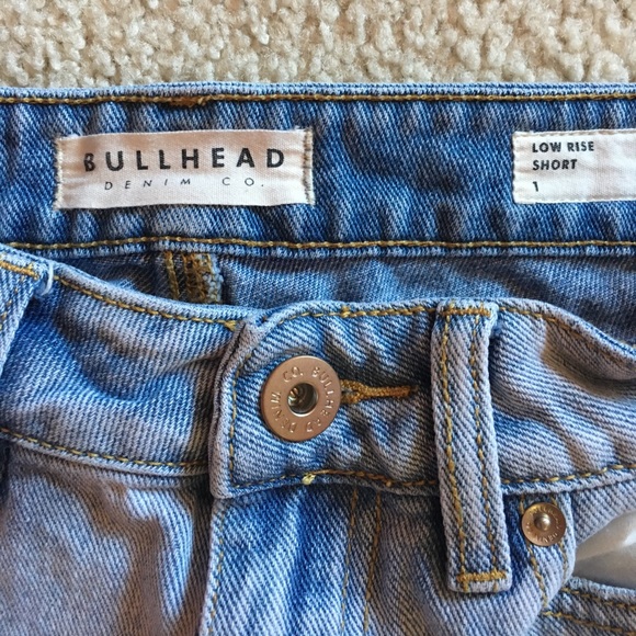 Light wash denim shorts - Picture 2 of 4