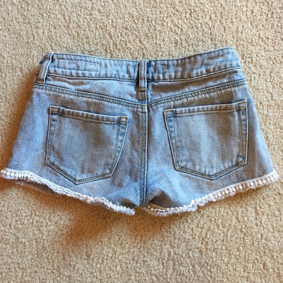 Light wash denim shorts - Picture 3 of 4