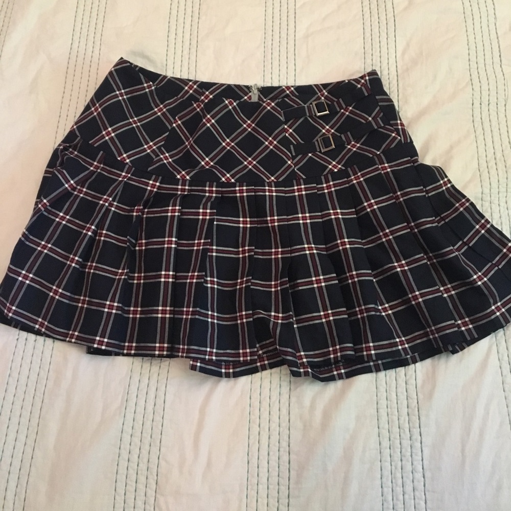 Plaid skirt with pleats and buckles
