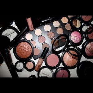 Looking to buy makeup in bundles please tag me