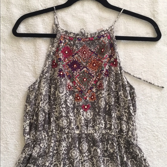 A cute, high neckline tank top - Picture 1 of 4