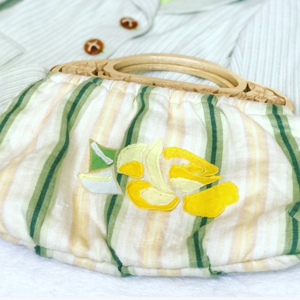 🏝 Banana Republic vacation vintage clutch