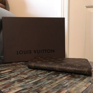 Authentic Louis Vuitton Zippy Wallet ✨