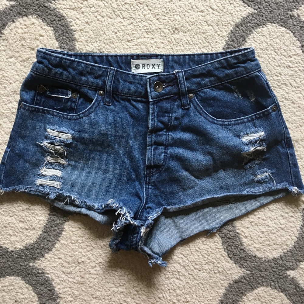 Roxy high rise distressed shorts size 26