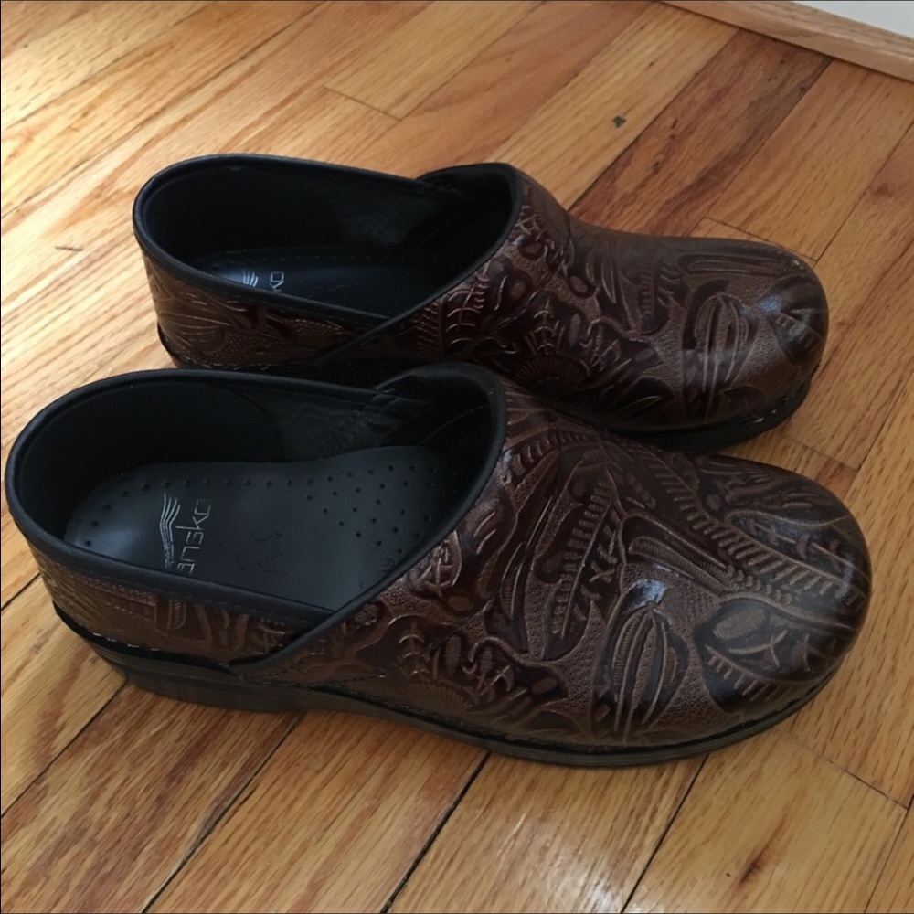 Cute brown flower design Dansko clogs size 39