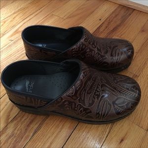 Cute brown flower design Dansko clogs size 39