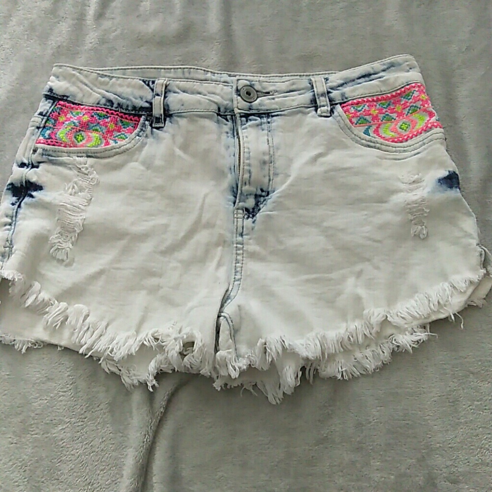 Trend forward bleached shorts