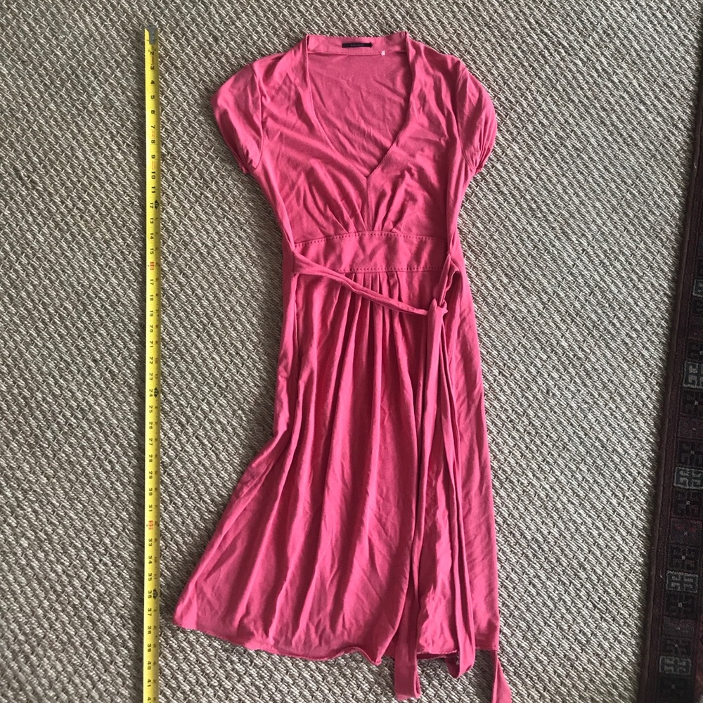 Timeless dress with a tie waist and stitch detail