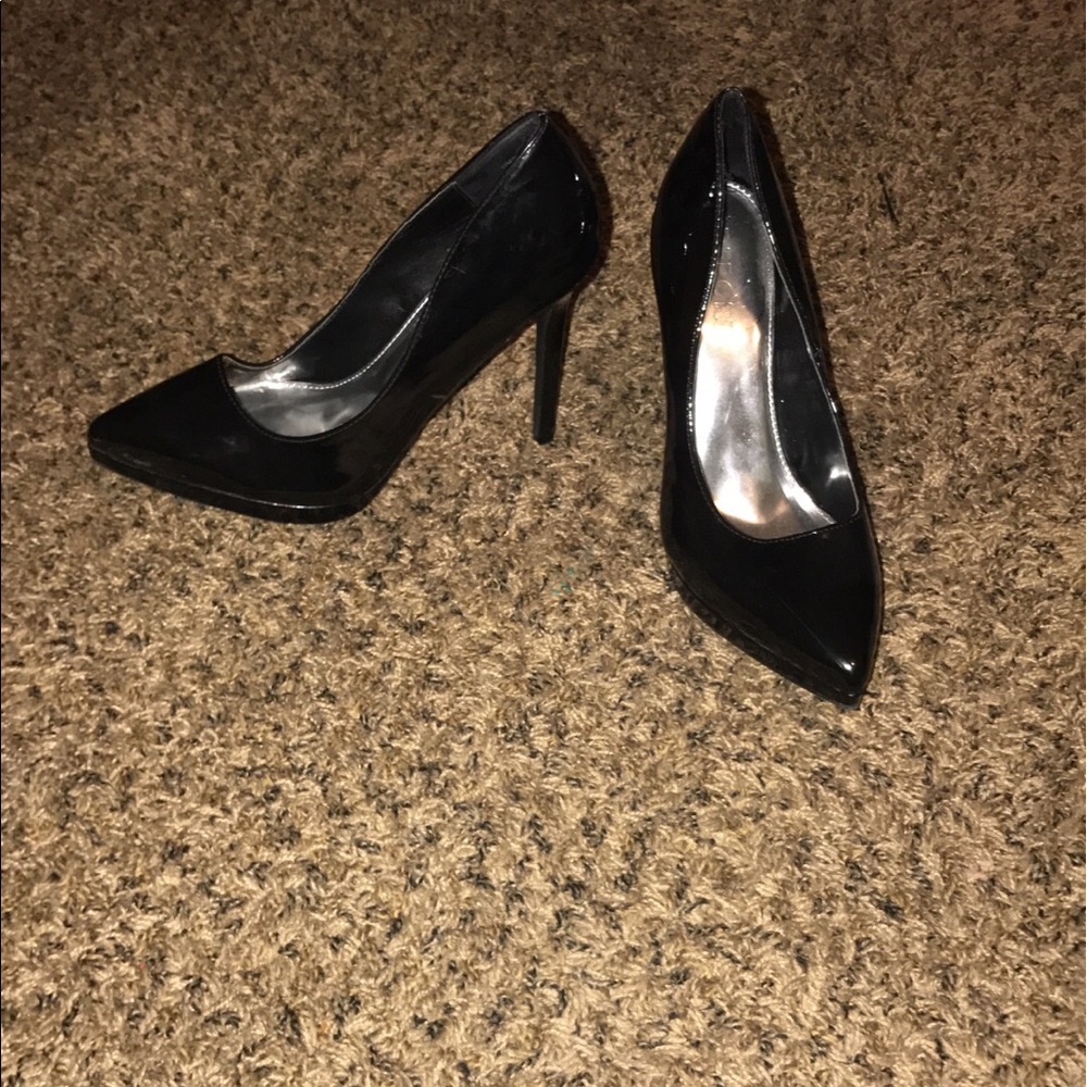 Black pumps