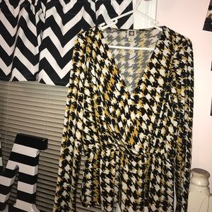 Anne Klein Mustard yellow, black and white top!