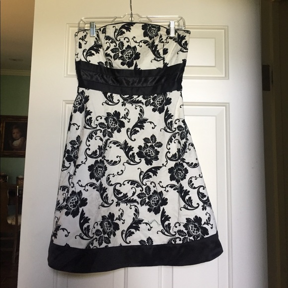White House Black Market Dresses & Skirts - White House Black Market dress.  Size 4