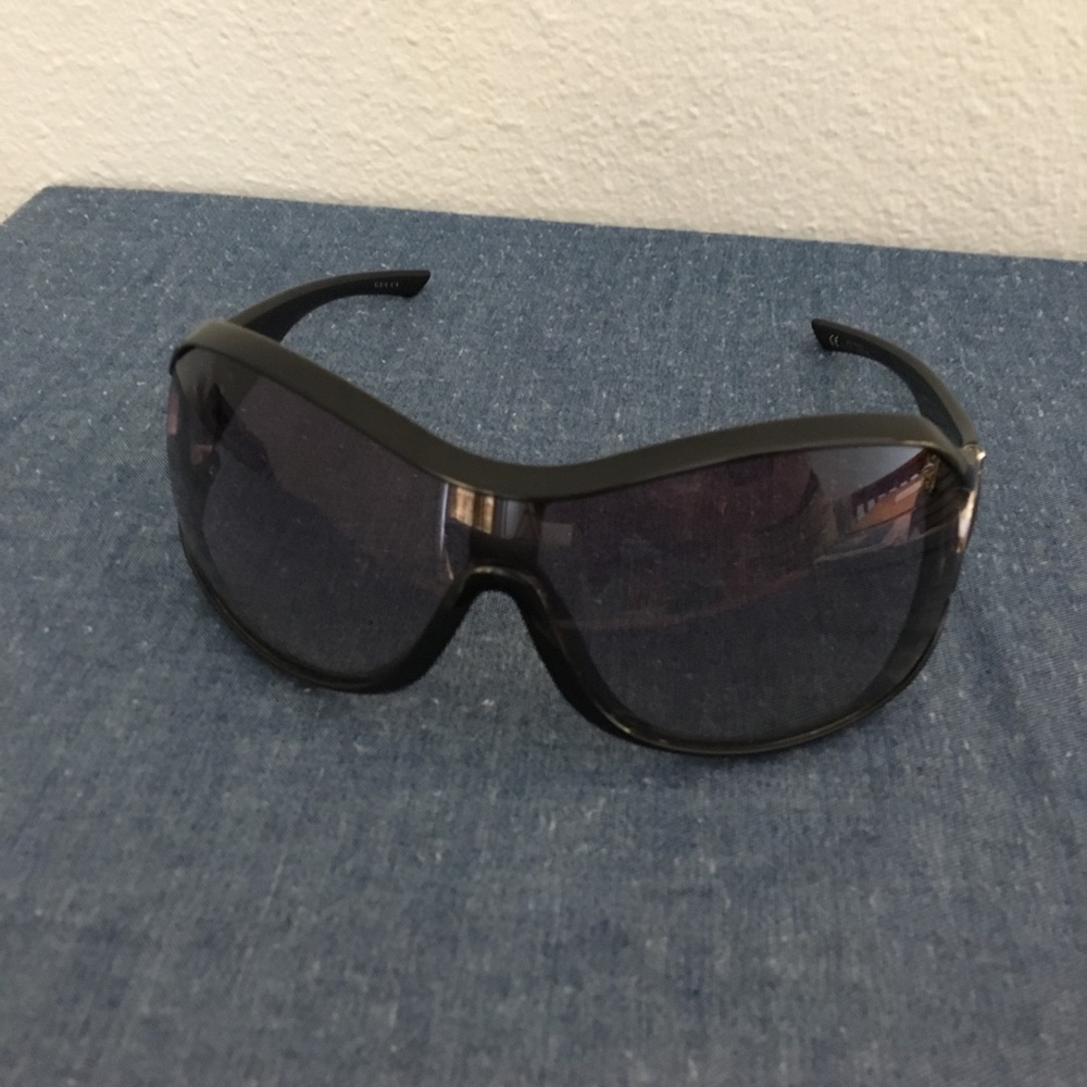 Gucci Oversized Shield Sunglasses GG2918/s 105
