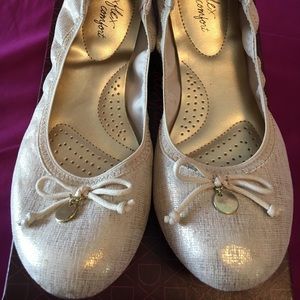 White/gold flats