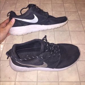 NIKE ROSHE RUNS