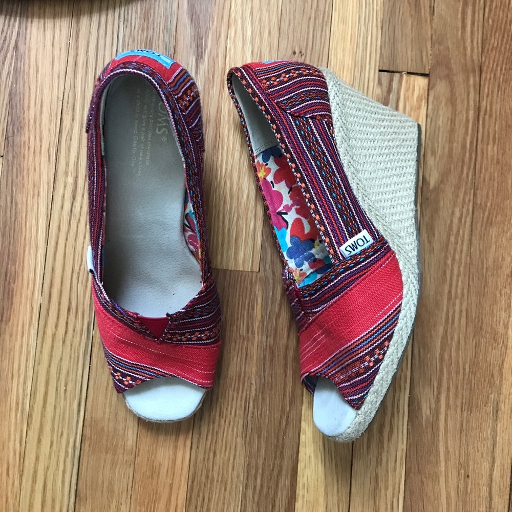 Very lightly worn Toms Wedges